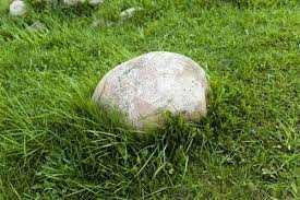 Kamień na trawie — Zdjęcie stockowe © ligora #18091757